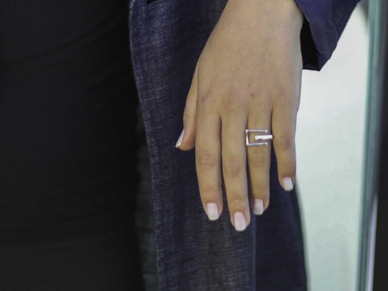 Open U-shaped geometric ring