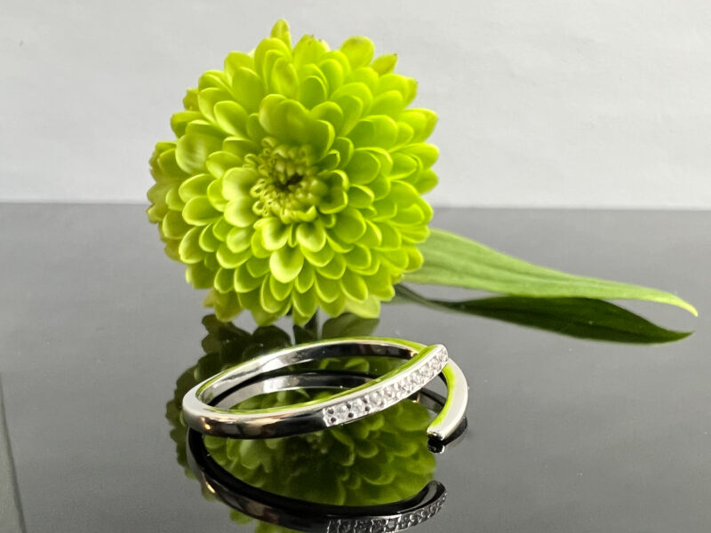 Delicate open ring with diamonds